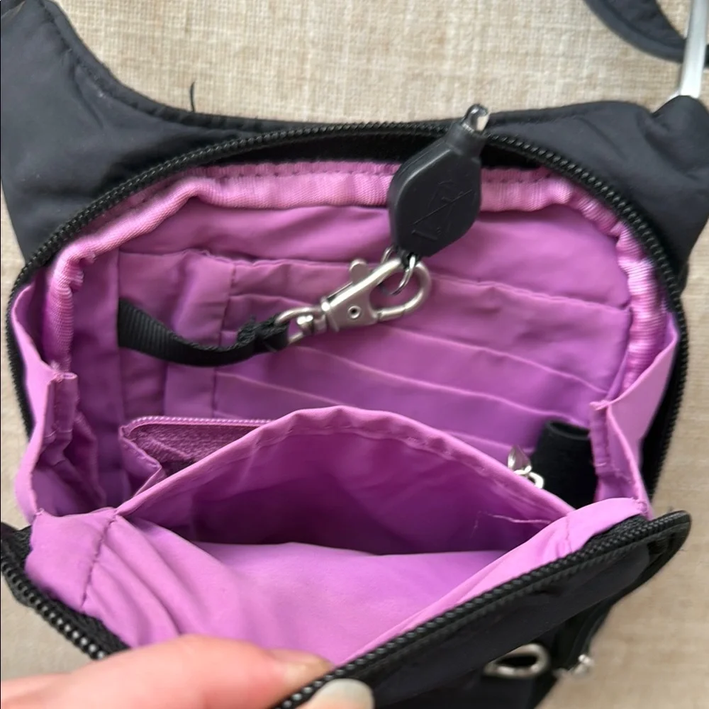 Travelon Anti Theft Classic Bag - Picture 3 of 5